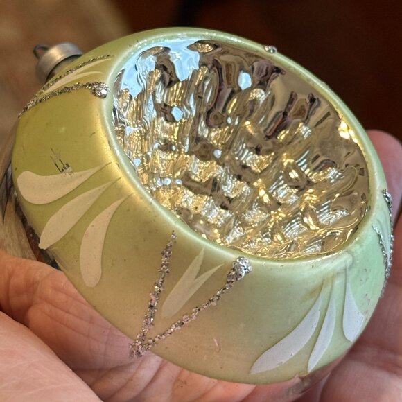 2 VTG MERCURY MICA GLASS INDENT PAINTED CHRISTMAS ORNAMENTS Austria  GOLD GREEN - Picture 7 of 16